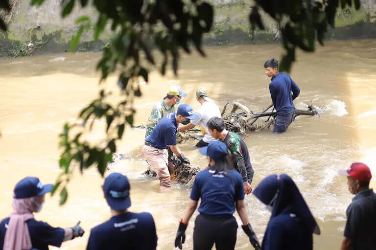 River Cleanup Held by Citarum Repair (Greeneration Foundation)