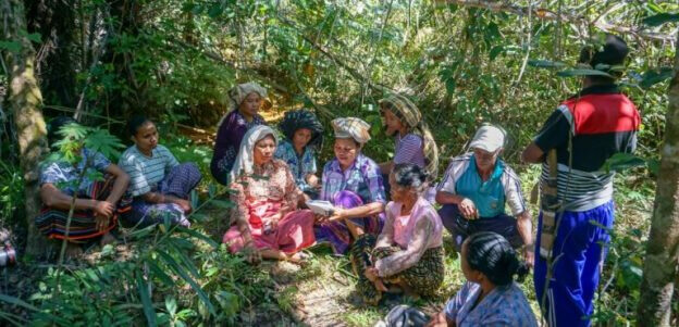Environmental awareness is needed as mankind’s collective act of preserving nature. The image depicts ladies protecting Mbeliling Mountain, East Nusa Tenggara. (Source: Muhammad Meisa/BirdLife International)