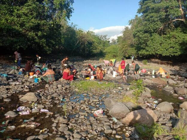 Manggarai citizens, East Nusa Tenggara bathing and fetching water from a drying up river. (Source: Media Indonesia/Gilbert Lewar)