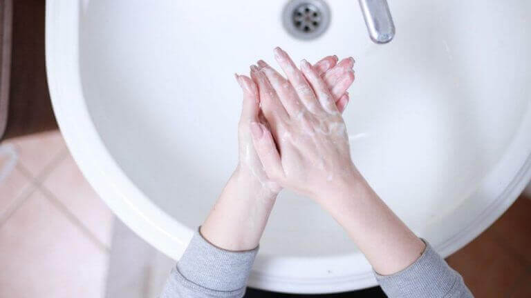 Illustration of washing hands with turned off faucet. (Source: Pixabay)