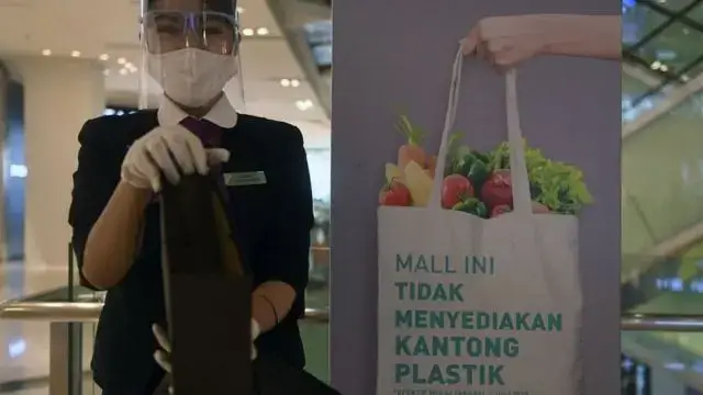 Foto 3. Larangan Penggunaan Kantong Plastik (Puspa Perwitasari / Antarafoto)