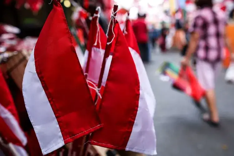 Foto 2. Bendera Merah Putih Berbahan Kain (Garry Lotulung / Kompas.com)