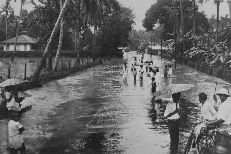 Foto 1. Batavia Digenangi Banjir (Tropenmuseum)